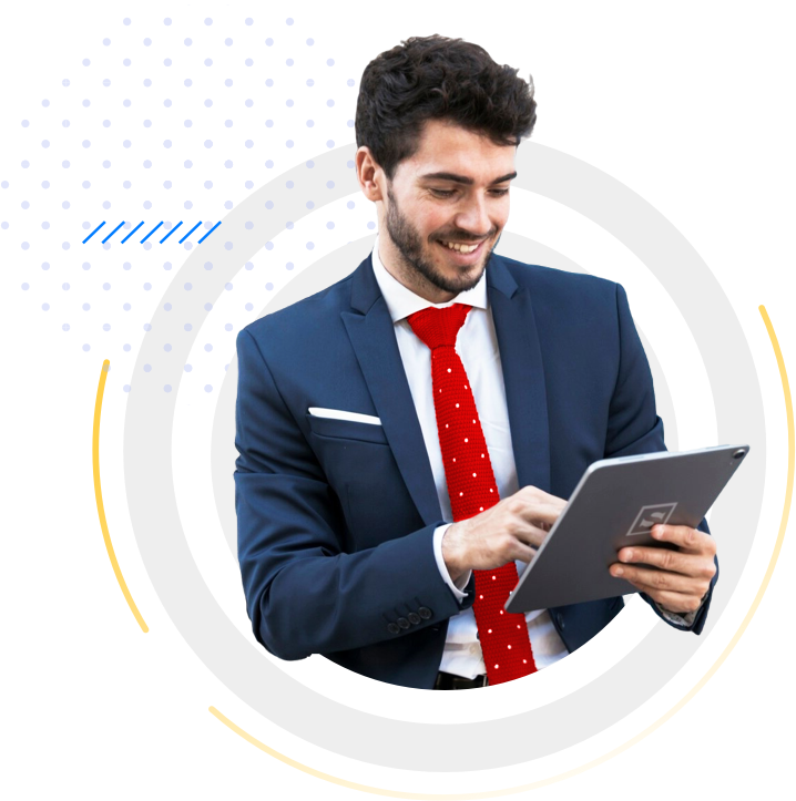 Mężczyzna trzymający tablet i rozpoczynający prezentację.