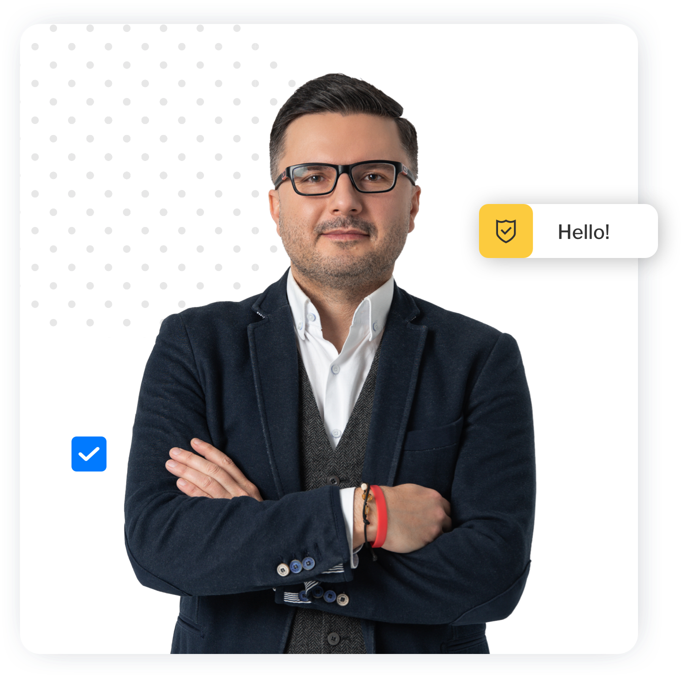 Dariusz Nawojczyk, CMO Salesbooka, z okularami, w białej koszuli, kamizelce i marynarce, widoczny od pasa w górę.