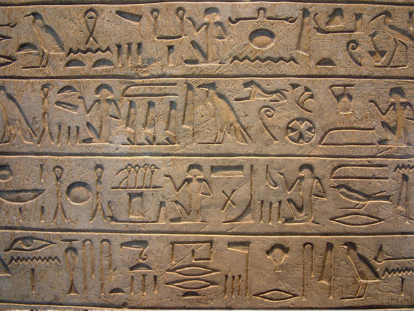 Egipskie hieroglify były formą przekazu informacji. Nie miały jeszcze liter jako takich, ale możemy mówić tutaj o początkach typografii.